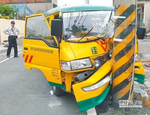 幼儿园校车司机疑心脏病突发驾车撞电线杆后死亡