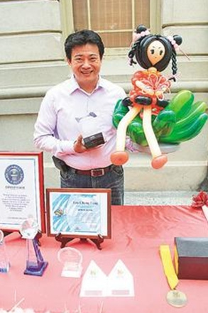 大学讲师用气球创作“中国娃娃”世界大赛夺奖