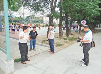 学生打球弹飞路边男子骑车闪避不及摔断3根肋骨