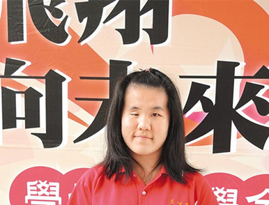 台湾一初中生患癌症右眼失明 努力向学获颁助学金