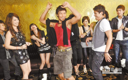 ��Ӧ�˵�վͣ��̨��涨��ӰԺ��������28��������