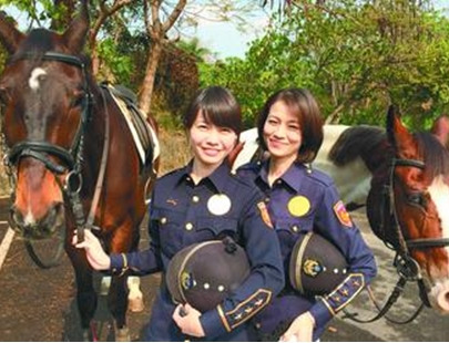 ������Ů�ﾯִ��Ц��ӭ������������루ͼ��