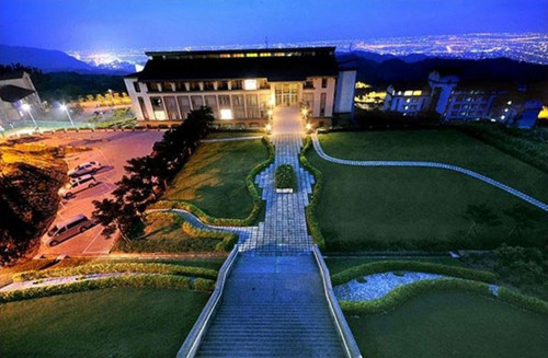 台湾佛光大学男生疑患躁郁症从13楼坠亡