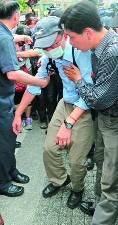 台北捷运砍人嫌犯父母跪拜道歉死者家属不接受