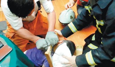 想当变形金刚男童将头伸入椅背不慎被卡住(图)