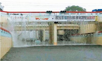 台湾多地豪雨成灾“地下道像大瀑布”(图)
