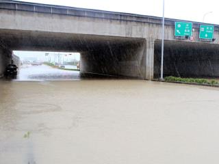 ÷������̨��һ�ܶ����ˮ���֣�ͼ��