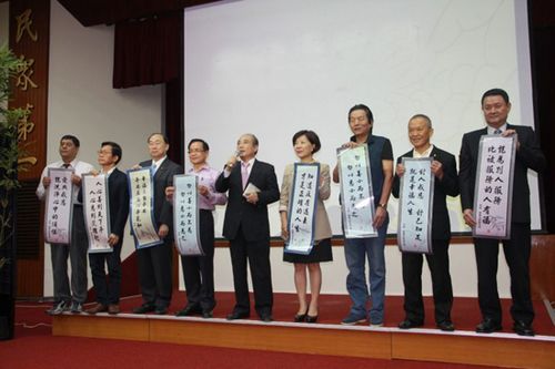 台湾政党乱斗山雨欲来?慈善团体赴立法机构祈安