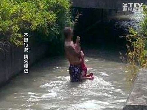 老婆做饭不理他男子放火烧屋挟持女儿跳水圳