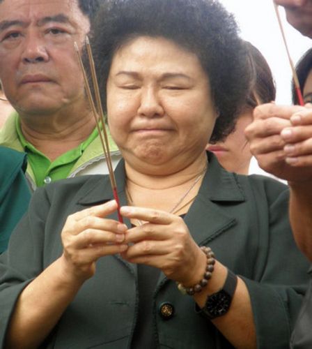高雄气爆罹难者今“头七”陈菊上香向家属致意