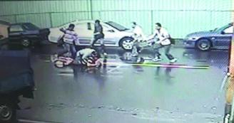 ̨��������ᳵ���׾ܲ�Ť������ǹ��ɱ�Լ���ͼ��