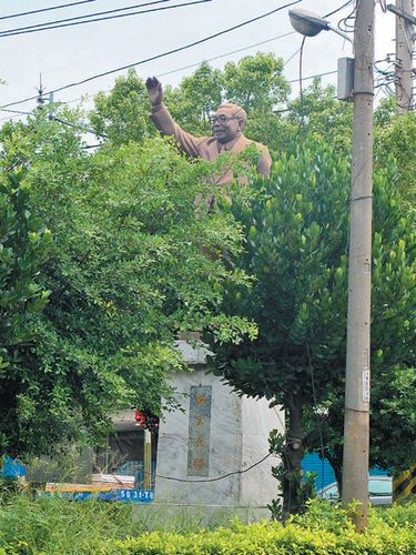 ��԰������ͭ��ֻ¶ͷ�����ڳ�ʵ�ڹ����ˣ�ͼ��