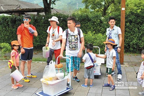 《爸爸2》台湾拍摄:Kimi萌力爆发姐姐笑呵呵(图)