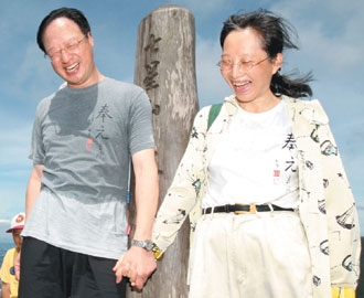 台行政负责人与夫人携手登山军用直升机随时待命