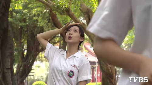 团队拍摄台湾高校女生制服年鉴记录萌俏丽(图)