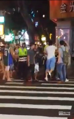 一醉汉被群殴台网友拍下画面质疑警方漠视不理