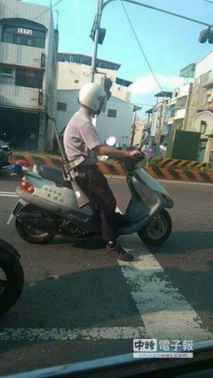 ̨���챳��ǹ��Ħ�г��Ͻ�����������ظ���ͼ��