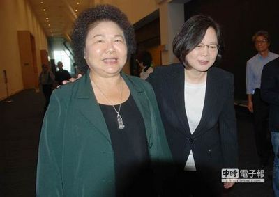 高雄市长陈菊今日下午将应讯蔡英文拍肩打气