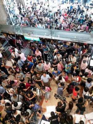 图:台湾新光三越南西店周年庆上千人涌入