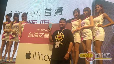 排15小时抢到iPhone6台湾首位买主:终于等到你