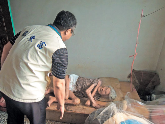 子孙不孝 台八旬老妇挨饿躺屎尿住处如狗窝(图)