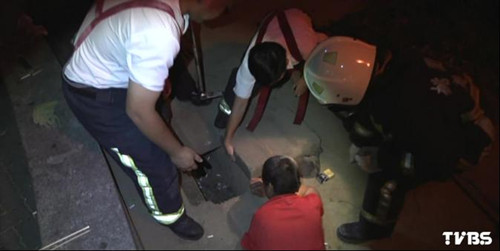 男子酒后想捡水沟里的零钱手臂被卡动弹不得(图)