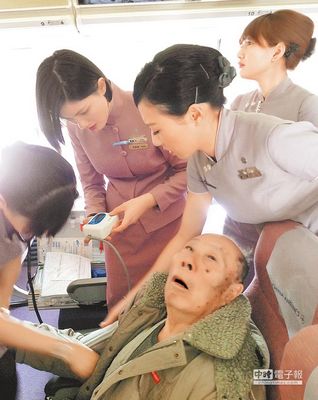 七旬老翁搭机突中风失禁空服人员机警救命(图)