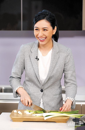 蔡依珊上电视为连胜文拉票 有感选举艰辛流泪(图)