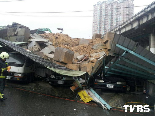 台湾新北市泥石流半个铁皮停车场遭埋(图)