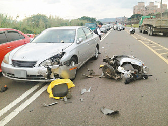 6旬老父患高血压仍骑车儿子尾随目睹其车祸身亡