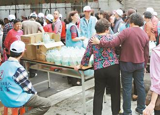 桃园候选人请吃炒米粉选民:家里不用开伙了