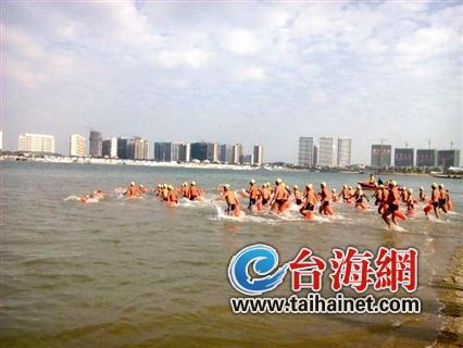 两岸近千“泳士”厦门五缘湾切磋泳技