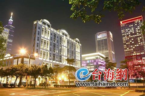 台北信义商圈紫光闪烁响应世界早产儿日(图)