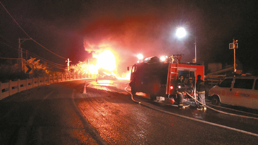 ̨����������͹ܱ���·�ڶϻ��ƴ���ʮ�׸ߣ�ͼ��