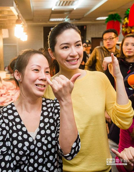 经历了泼硫酸传闻后,国民党台北市长候选人连胜文妻子蔡依珊依旧热情