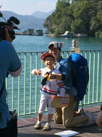 韩版《爸爸》金成柱父子游台湾粉丝大呼可爱(图)