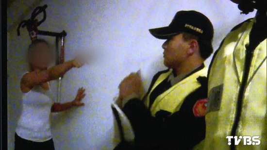 交往一年才知男方已婚“被小三”女子持刀发飙(图)