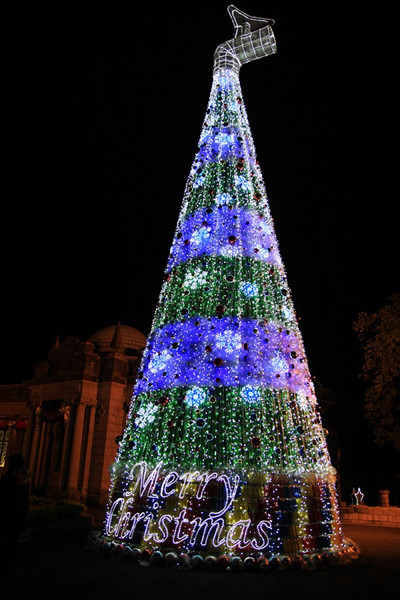 台北公馆圣诞季将登场 15米塑料瓶圣诞树吸