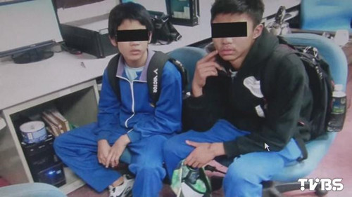 两初中生逃课吃喝玩乐钱花光街边乞讨(图)