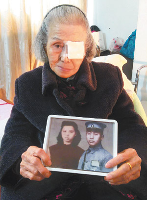 93岁老太太张淑英,拿着与亡夫的合成照.《联合报》