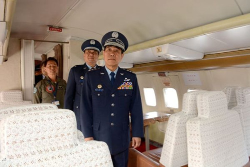 台湾空军司令刘震武参观2722台湾地区领导人行政专机内部(图:台湾"中