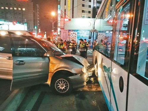 公交车遭撞女司机昏迷前紧急刹车力救乘客(图)