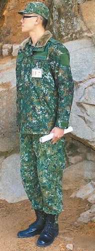 台湾陆军换用的数字迷彩服.图自台湾《联合报》