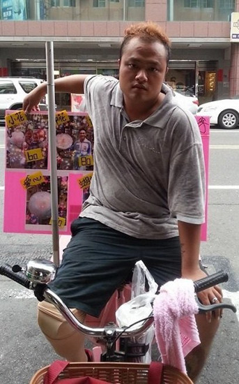 客人狂砍价 棉花糖老板怒脱假肢:我都这样了(图)