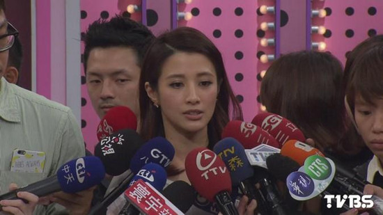 女星李蒨蓉私登阿帕奇战斗机恐判5年 网上发文道歉