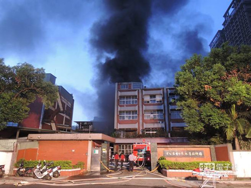 新北市一铅笔厂今日凌晨大火火势延烧迅速(图)