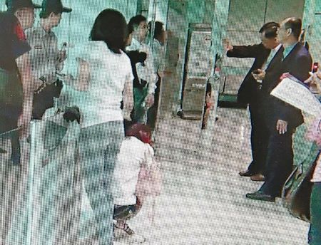 ��Ů����Ц�ƾ���������ը��ȫ�Ҳ�׼�Ϸɻ�