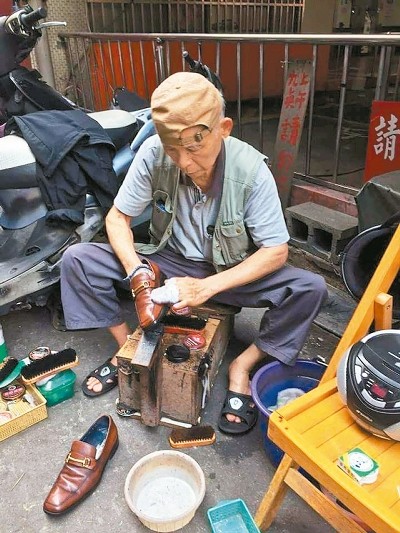 街头擦鞋讨生活 20岁擦到80岁(图)