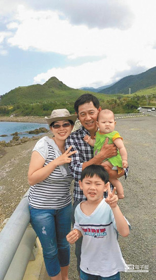 李芳芳与老公常带着一对宝贝儿女出游,家庭生活幸福和乐.