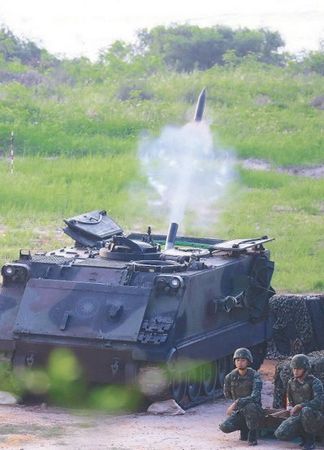 台军金门拂晓重炮操演 女炮长成"娇点"(图)